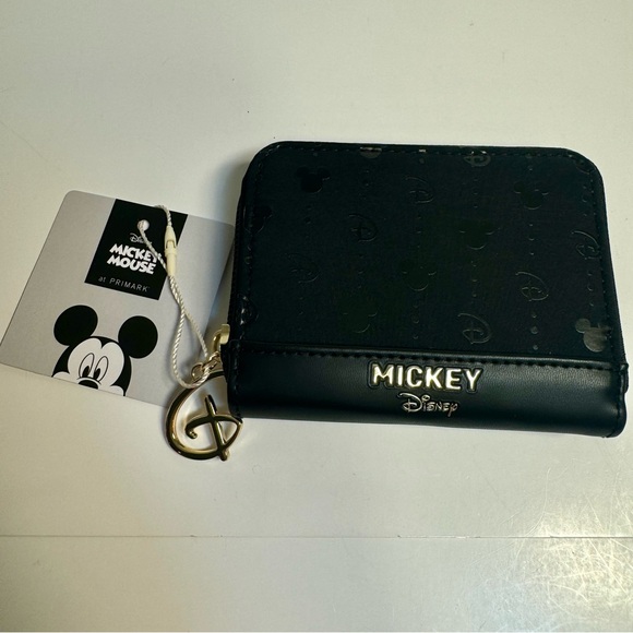 NWT. Disney small wallet. Disney’s Mickey Mouse zipper closure wallet - Picture 2 of 11